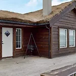 8 Person In Aseral Nyaraló